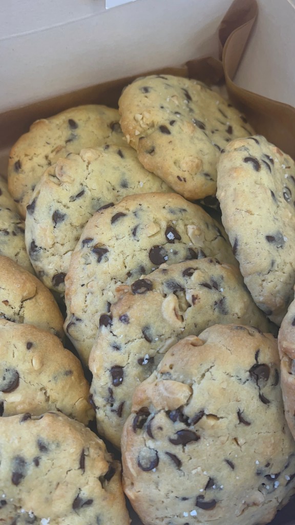 Cookies au chocolat noir, noisettes et fleur de sel
