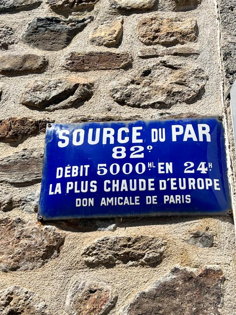 source du par
source d'eau chaude
chaudes-aigues
cantal
aubrac