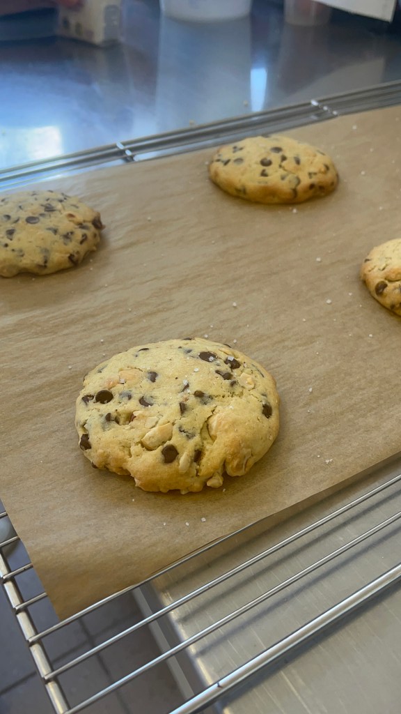 Cookies chocolat noir, noisettes et fleur de sel