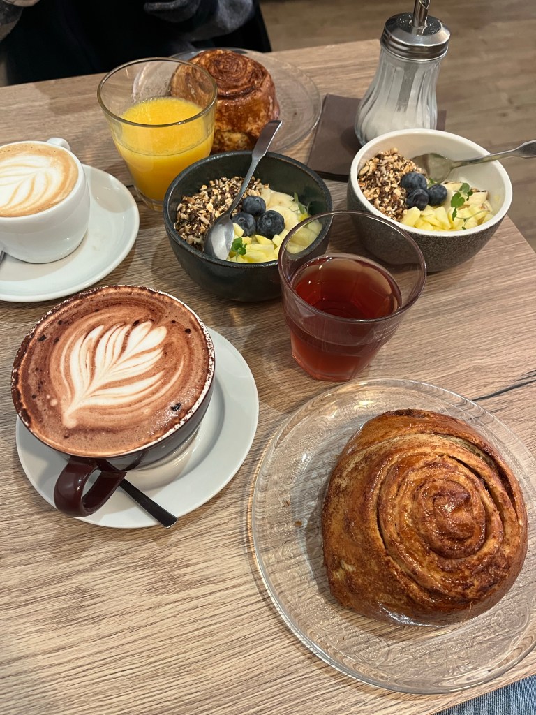 Moccacino, granola & cinnamon roll