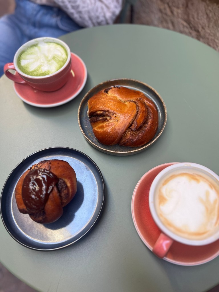 vieux nice bonnes adresses où manger spécialités locales boulangerie cafés fromagerie vin côte d'azur cartes épicuriennes
