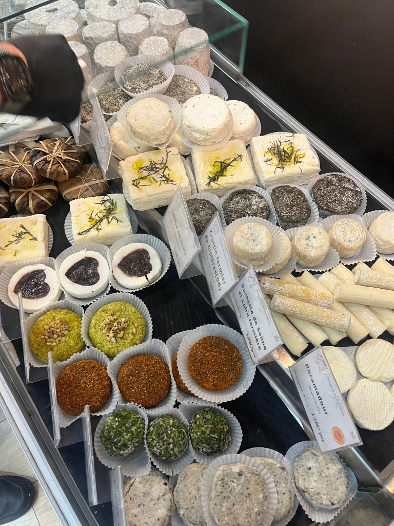 vieux nice bonnes adresses où manger spécialités locales boulangerie cafés fromagerie vin côte d'azur cartes épicuriennes